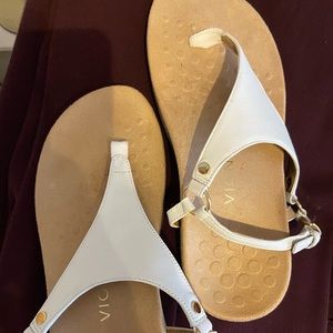 White Vionic Sandals hardly worn 8 wide in size